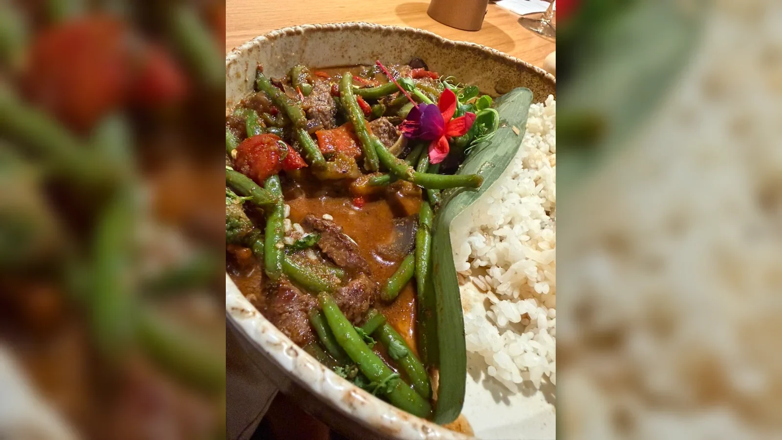 Danie z wołowiną, fasolką i ryżem podane w restauracji Monsoon w Hotelu Gołębiewski w Pobierowie.
