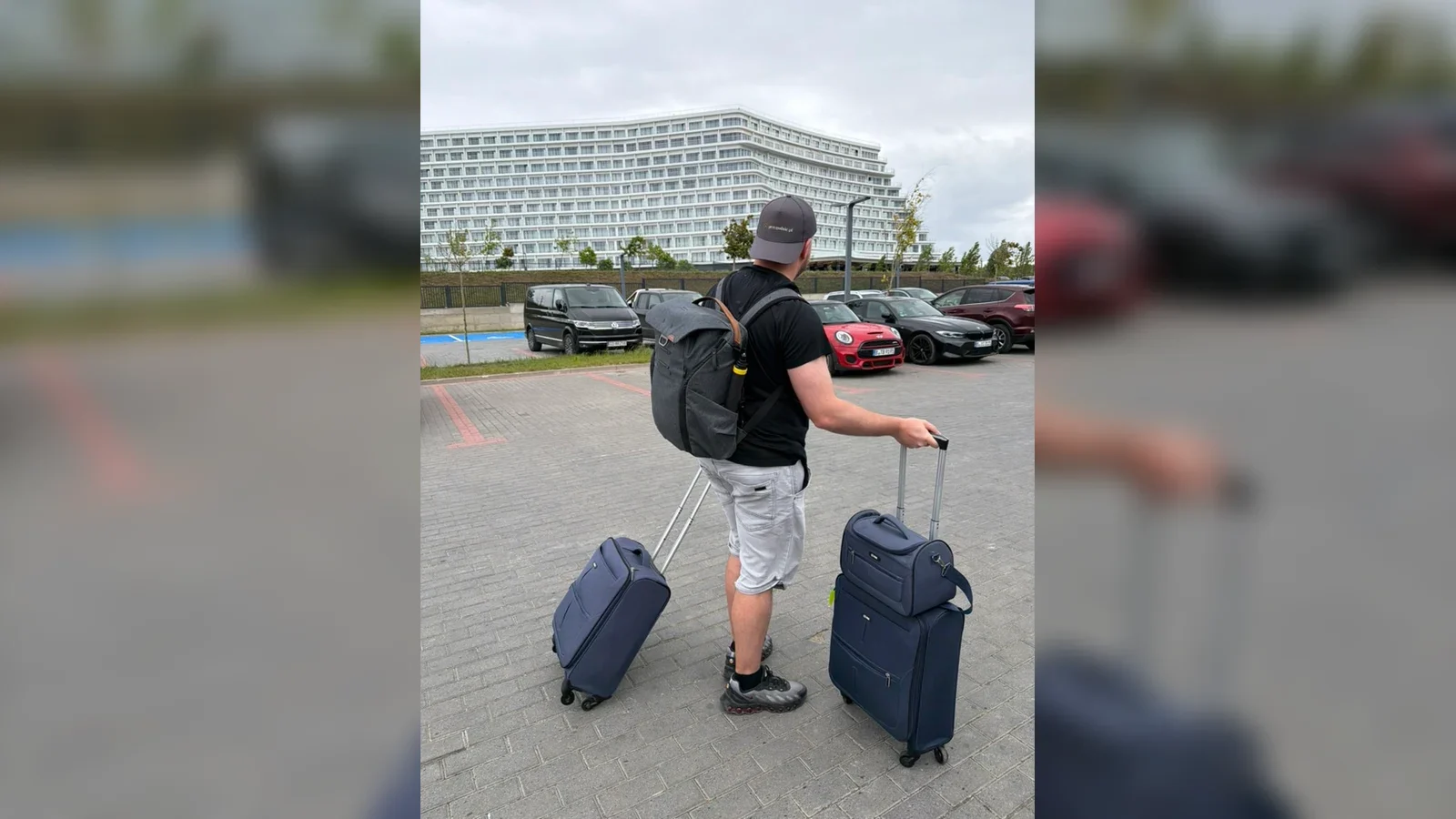 Autor relacji z walizkami na parkingu przed Hotelem Gołębiewski w Pobierowie.