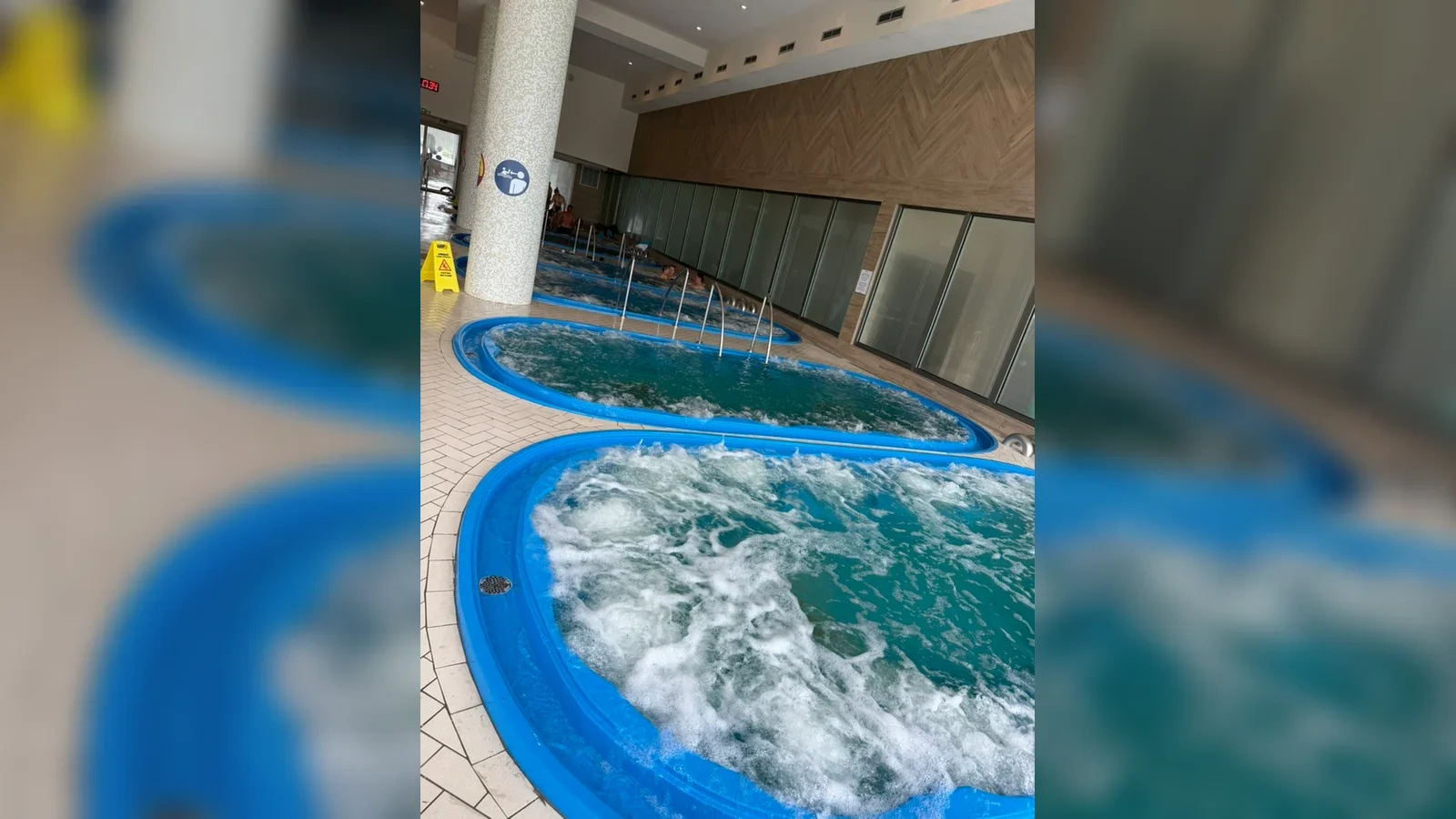 Rząd dużych wanien jacuzzi w Parku Wodnym Tropikana w Hotelu Gołębiewski w Pobierowie.